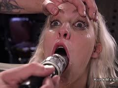 Die blonde Sau festgebunden und mit Dildos bearbeitet