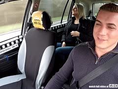 Blonde Bitch vom Taxifahrer gebumst