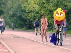 Die Nudistin im Park