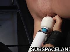 Die junge Sub festgebunden und benutzt