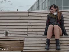 Zeigefreudiges Mädchen geht unten ohne in die Stadt