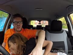Ebony Fahrschülerin verwöhnt ihren Lehrer im Auto