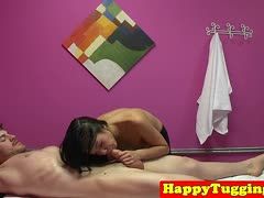 Asiatische Masseurin verwöhnt die steife Nudel auf dem Tisch